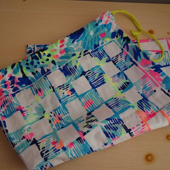 Lilly Pulitzer Handbags - NEW Lilly Pulitzer Drawstring DiveIn Print Bag